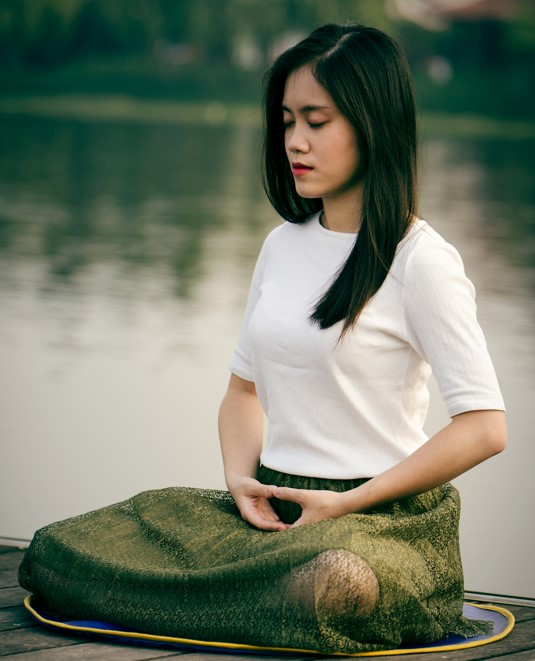 Woman meditating - Photo by Le Minh Phuong